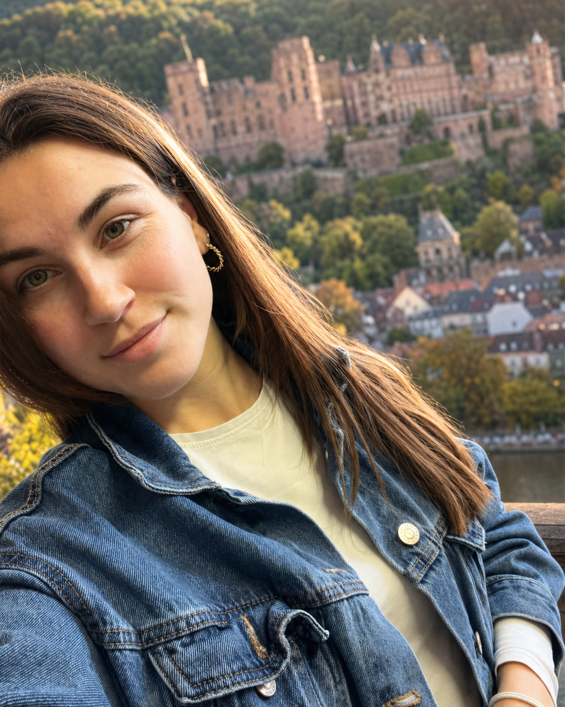 Karin locker vor dem Heidelberger Schloss